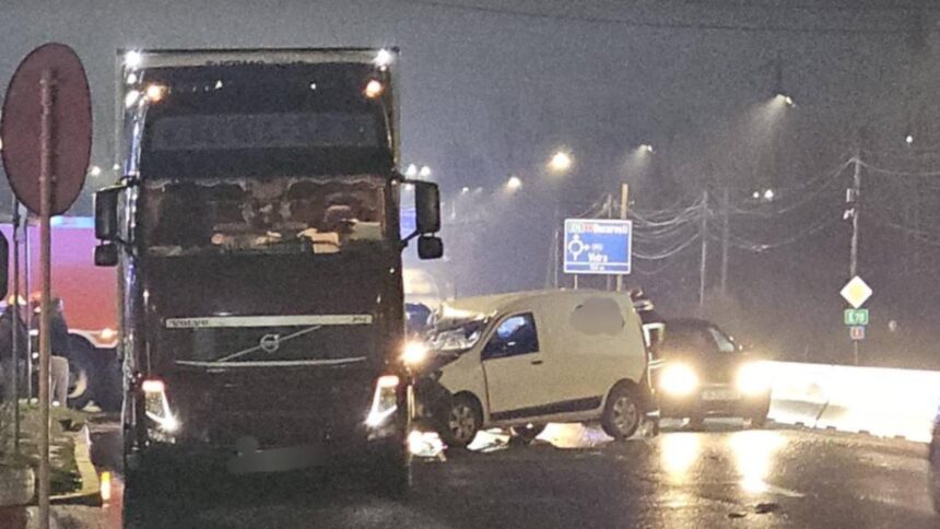 accident pe dn5 la jilava o duba de curierat a lovit un tir stationat pe marginea drumului 6928ab3482816