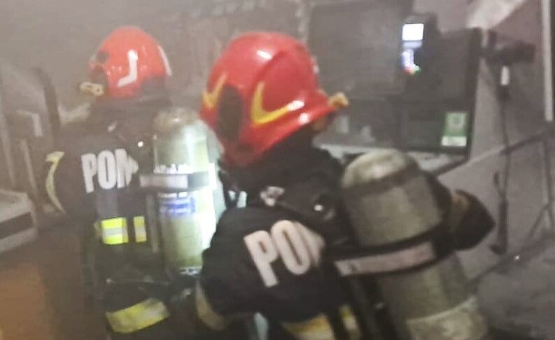 alerta incendiu violent in judet la o hala de mii de metri patrati in interior se afla butelii cu gaz si butoaie cu motorina 6928847420e63