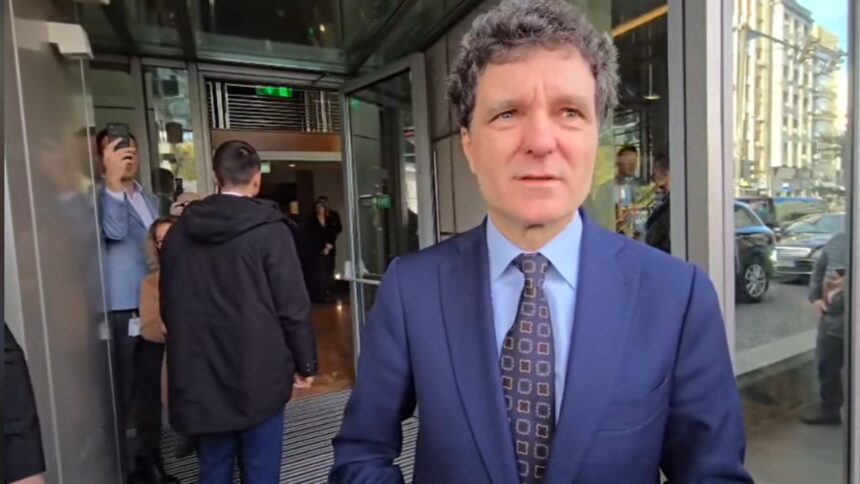 au sarit scantei dupa ce protestatarul ceausescu l a confruntat pe nicusor dan noi vrem banisorii de la borcan 6920a7ce69d87