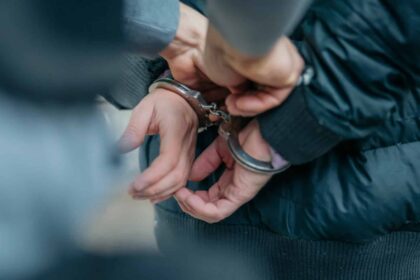 barbat din dolj arestat preventiv suspectat ca a violat o in repetate randuri pe fiica sa vitrega in varsta de 15 ani 692b289f03ae8