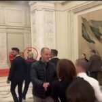 bolojan derapaj socant la adresa presei seful saraciei si a pus oamenii sa ii impinga pe jurnalisti ca sa i acopere fuga din parlament video 69270eb4b016e