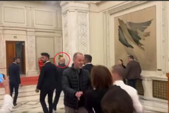 bolojan derapaj socant la adresa presei seful saraciei si a pus oamenii sa ii impinga pe jurnalisti ca sa i acopere fuga din parlament video 69270eb4b016e