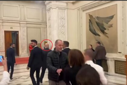 bolojan derapaj socant la adresa presei seful saraciei si a pus oamenii sa ii impinga pe jurnalisti ca sa i acopere fuga din parlament video 69270eb4b016e