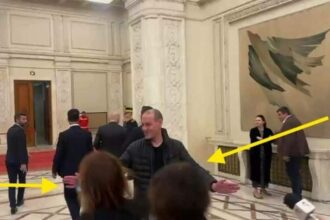 cativa jurnalisti de la parlament au fost bruscati de un ofiter de presa al administratiei guvernului bolojan video 6927261c52034