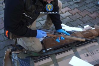 doi barbati din bistrita au fost retinuti dupa ce au ridicat un colet cu arme letale venit din spania video 6921ee1e49633