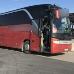 doi tineri care au plecat spre marea britanie au ajuns doar pana in fata scolii din comuna unde au vandalizat un autocar si au batut mar soferul 6923c093bfd02