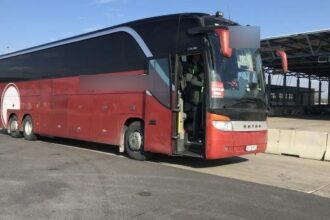 doi tineri care au plecat spre marea britanie au ajuns doar pana in fata scolii din comuna unde au vandalizat un autocar si au batut mar soferul 6923c093bfd02