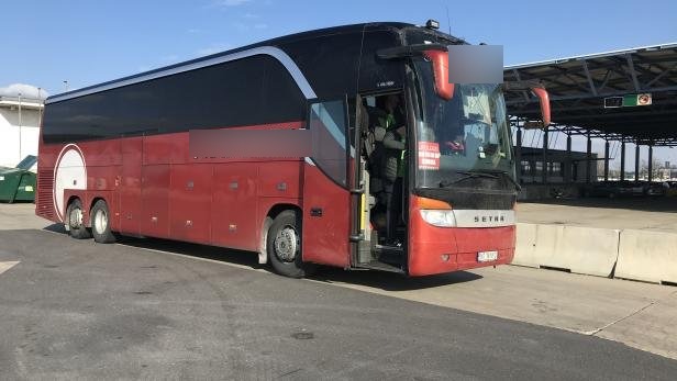 doi tineri care au plecat spre marea britanie au ajuns doar pana in fata scolii din comuna unde au vandalizat un autocar si au batut mar soferul 6923c093bfd02