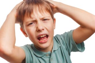 elev de 9 ani de la o scoala din cluj criza de furie in fata colegilor a agresat personalul scolii si pe mama sa nici cei de la politie si ambulanta nu au scapat 6926fade254e5