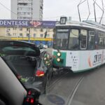 foto accident in podu ros intr o zona in care au loc frecvent tamponari masina lovita in plin de tramvai 691eee7a1042d