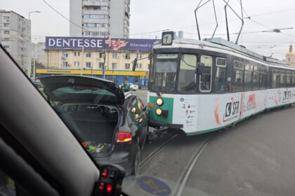 foto accident in podu ros intr o zona in care au loc frecvent tamponari masina lovita in plin de tramvai 691eee7a1042d