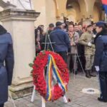 huiduieli duminica la alba iulia o parte a publicului a huiduit cand a fost depusa coroana din partea presedintelui nicusor dan video 692c7685bb5ec