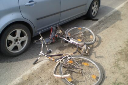iasi copil de 11 ani pe bicicleta lovit de o masina va fi dus la spitalul de neurochirurgie 690e0a89df6f1