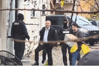 imagini video cu patronul vanbet adus pentru audieri la dna iasi dupa ce ar fi incercat sa scape de amenzi pentru ca vindea pui cu salmonella 690b4dc4bd903