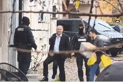 imagini video cu patronul vanbet adus pentru audieri la dna iasi dupa ce ar fi incercat sa scape de amenzi pentru ca vindea pui cu salmonella 690b4dc4bd903