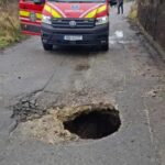 incident socant in petrosani doi oameni au cazut intr o groapa adanca de un metru 692337951118d