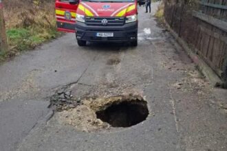 incident socant in petrosani doi oameni au cazut intr o groapa adanca de un metru 692337951118d