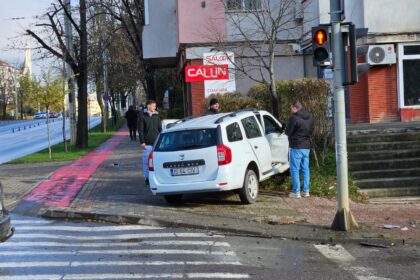 intersectia accidentului pe saptamana loveste din nou o dacie a fost proiectata pe trotuar foto video 691d8b768bc39