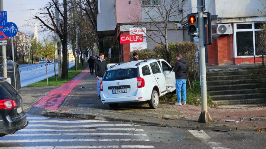 intersectia accidentului pe saptamana loveste din nou o dacie a fost proiectata pe trotuar foto video 691d8b768bc39