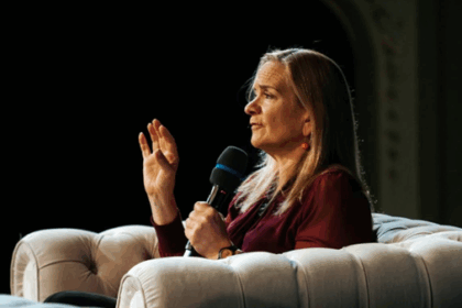 m a impresionat credinta romanilor sfanta parascheva in anglia la catedrala gasesti mai mult turisti nu mai e credinta interviu zdi cu scriitoarea tracy chevalier 6906bf82dd7f1