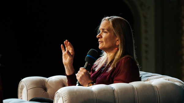 m a impresionat credinta romanilor sfanta parascheva in anglia la catedrala gasesti mai mult turisti nu mai e credinta interviu zdi cu scriitoarea tracy chevalier 6906bf82dd7f1