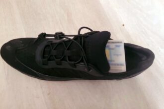 mai ceva ca un ou kinder pantoful cu surprize de la sculeni basarabean prins cu buletin fals in incaltaminte 691daebde22f1