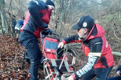 misiune contracornometru in maramures salvamontistii au intervenit pentru recuperarea unui barbat victima a unui accident forestier 69248a347557a