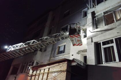 misiune inedita la pascani copil blocat in casa in timp ce parintele a ramas si el blocat pe balcon 69122e8405e76