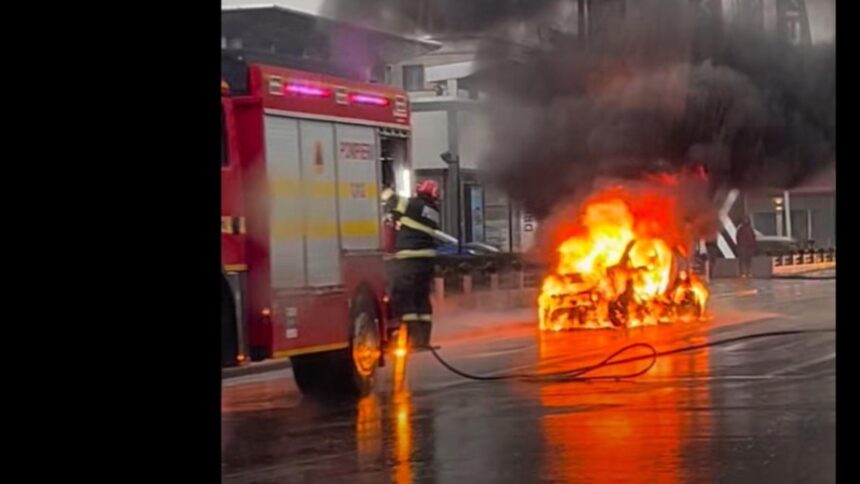 momente de panica in capitala o masina a luat foc in trafic pe unul dintre cele mai aglomerate sosele video 692b048c58b8c