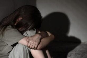 o fetita cu handicap grav a fost batjocorita de trei indivizi iar imaginile au fost distribuite in mediul online 690df74e0a0b7