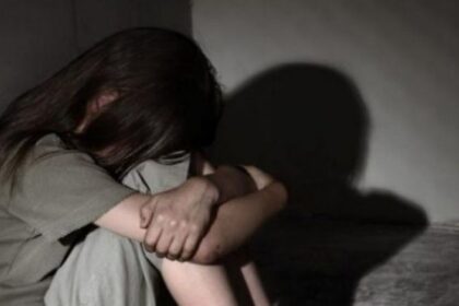 o fetita cu handicap grav a fost batjocorita de trei indivizi iar imaginile au fost distribuite in mediul online 690df74e0a0b7