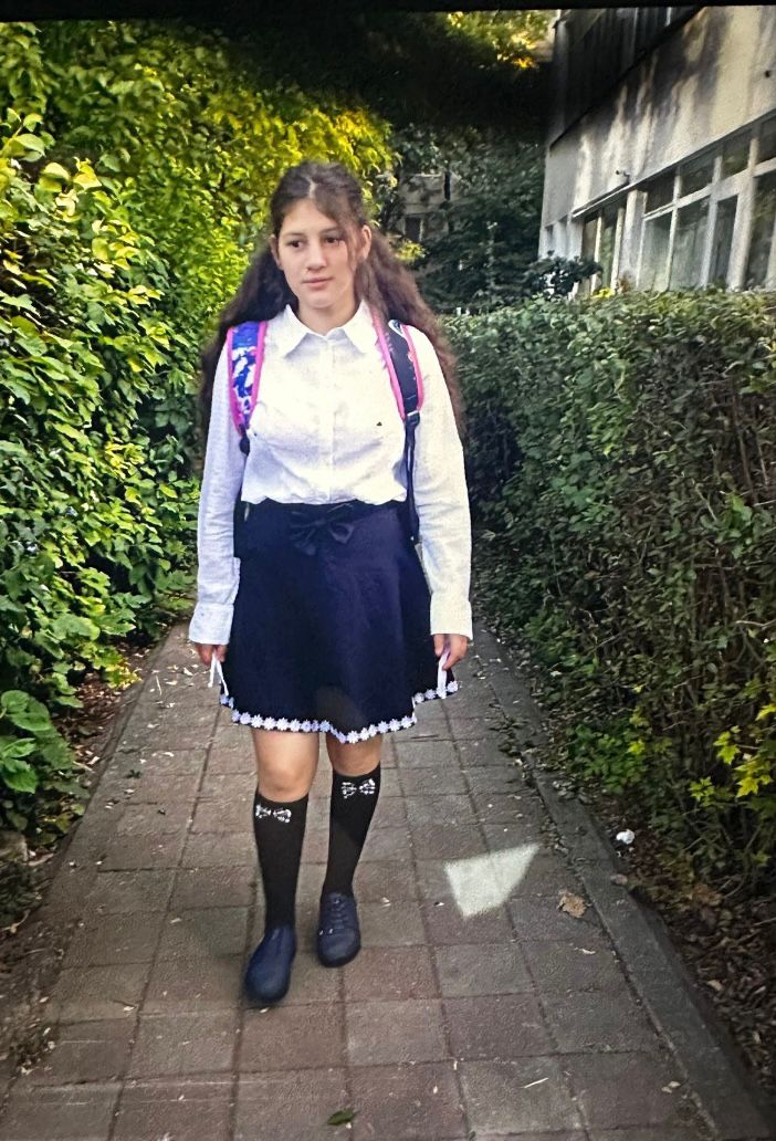 o fetita de 13 ani a disparut de acasa daca o vedeti anuntati imediat politia 6921dd5a1c22e