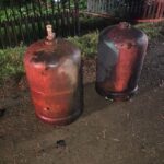 o gospodarie s au facut scrum intr un incendiu petrecut noaptea trecuta mai multe butelii cu gaz au fost scoase din flacari 691e9c34309f1