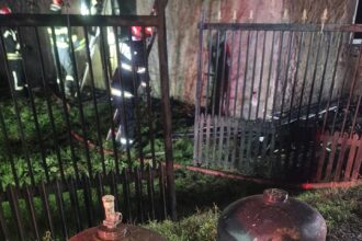 o gospodarie s au facut scrum intr un incendiu petrecut noaptea trecuta mai multe butelii cu gaz au fost scoase din flacari 691e9c34309f1