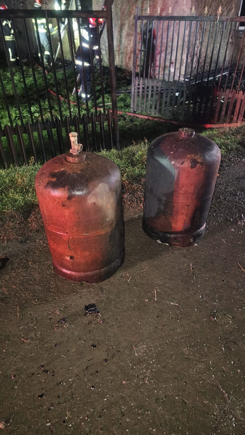 o gospodarie s au facut scrum intr un incendiu petrecut noaptea trecuta mai multe butelii cu gaz au fost scoase din flacari 691e9c34309f1