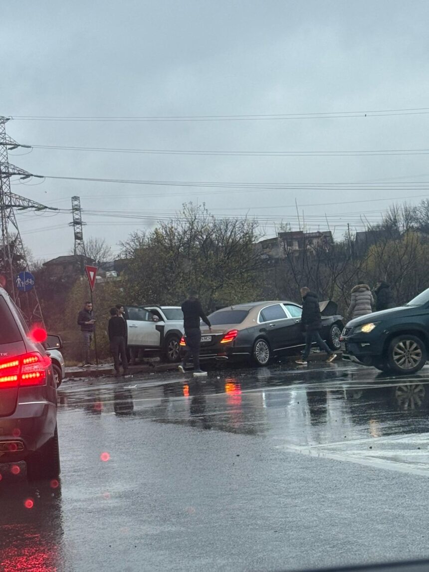 o persoana a fost ranita grav intr un accident petrecut intre trei autoturisme 692c5b23c0c66