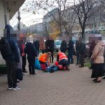 o persoana este resuscitata de trecatori dupa ce a cazut ca secerata 6916d667ca741