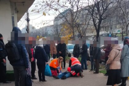 o persoana este resuscitata de trecatori dupa ce a cazut ca secerata 6916d667ca741