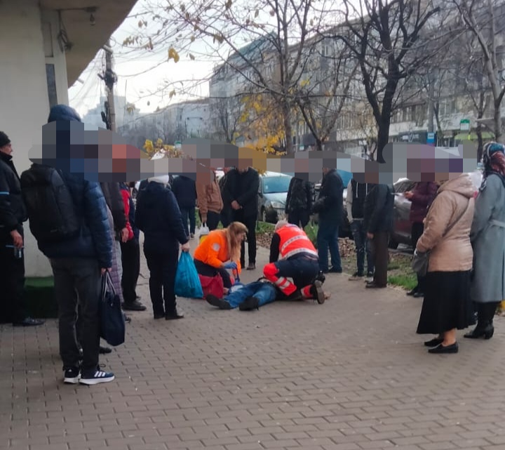 o persoana este resuscitata de trecatori dupa ce a cazut ca secerata 6916d667ca741