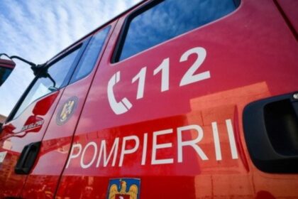 panica intr un bloc din orasul petrila zeci de locatari evacuati din cauza unui incendiu izbucnit in camera tehnica a liftului 692aecdb7a26a