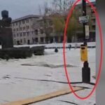 patinoar cu obstacole marca dorel la ploiesti doi stalpi si doua reflectoare uitate in mijlocul suprafetei de patinaj 69241c36e5bde