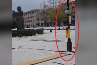 patinoar cu obstacole marca dorel la ploiesti doi stalpi si doua reflectoare uitate in mijlocul suprafetei de patinaj 69241c36e5bde