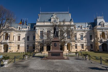 primaria iasi data in judecata dupa descinderile dna in institutie in dosarul angajatilor mentinuti pe functii si dupa pensionare in disputa zeci de salarii 691e7e02c1ae3