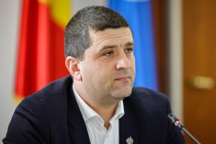 rezistul miruta de la economie se plimba mai ceva ca iohannis cum si a luat colegul de liceu in seul pe banii ministerului 6921cca1047fa