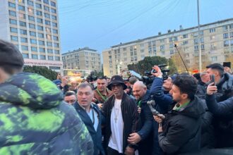 ronaldinho e in iasi si va juca maine in copou primarul si prefectul au asteptat doua ore ca brazilianul sa coboare din camera de hotel foto 6929c47a85e7e