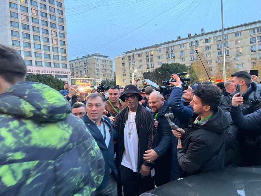 ronaldinho e in iasi si va juca maine in copou primarul si prefectul au asteptat doua ore ca brazilianul sa coboare din camera de hotel foto 6929c47a85e7e