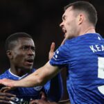 scena incredibila la meciul manchester united everton un jucator si a palmuit colegul si a fost eliminat fanii lui united au tinut un moment de reculegere pentru mani 6925723761f94