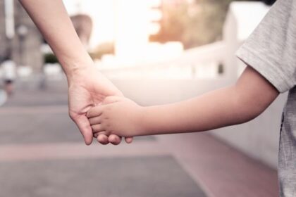 tatal vrea sa creasca el copilul in italia mama din iasi este de acord instanta spune nu care e motivul refuzului 6908181a95368