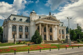 teatrul national din iasi la 185 de ani marturii miscatoare ale actorilor care au trait istoria nationalului vreme de jumatate de secol respectul pentru spectatori a ramas acelasi 691dc3bc1c25a