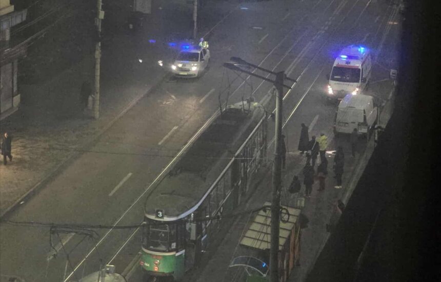 un barbat a fost acrosat de un tramvai circulatia este blocata in centrul iasului 690cec20a0d0b